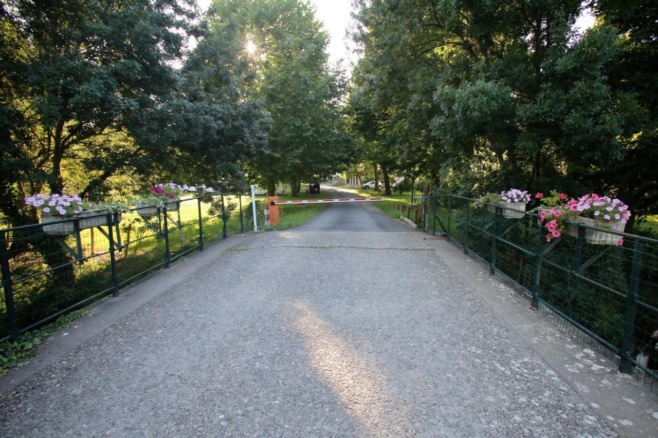 Camping L'Ilot Du Chail Sansais Esterno foto