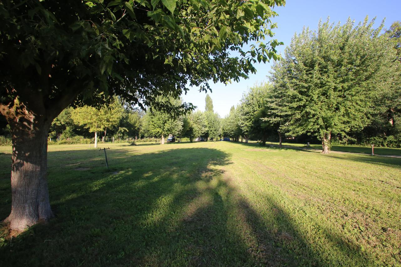 Camping L'Ilot Du Chail Sansais Esterno foto