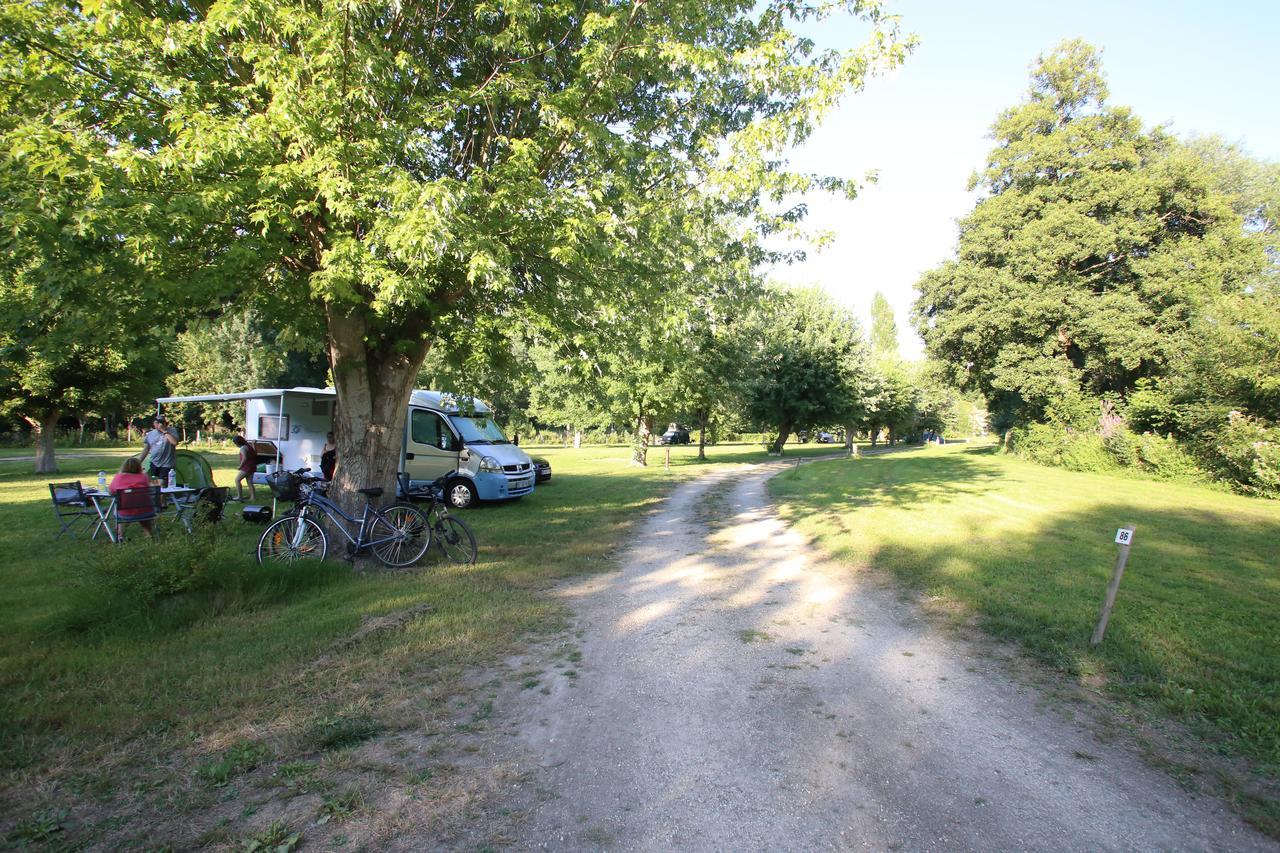 Camping L'Ilot Du Chail Sansais Esterno foto